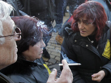 Граждани пушат демонстративно цигари на протест в София