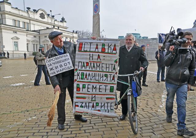 Около 20 души се събраха на площада пред НС,  за да поискат съд за делегатите на ДПС, които пребиха Октай Енимехмедов