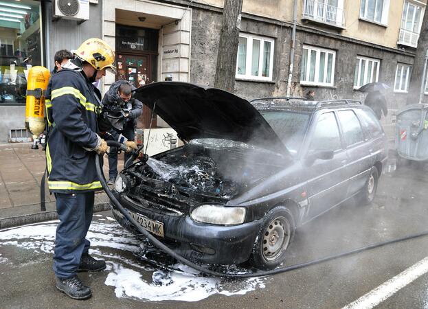 Пожарникар гаси кола на столичния бул. "Васил Левски"