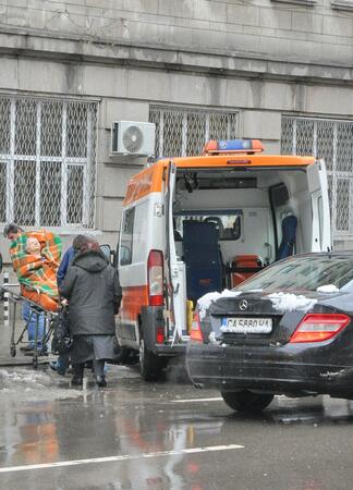 Качват припадналия мъж в линейката
