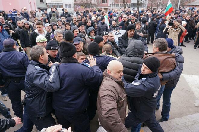 Протестите срещу сметките за ток прераснаха в сблъсъци