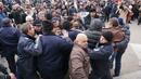 Протестите срещу сметките за ток прераснаха в сблъсъци