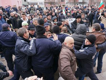 Протестите срещу сметките за ток прераснаха в сблъсъци