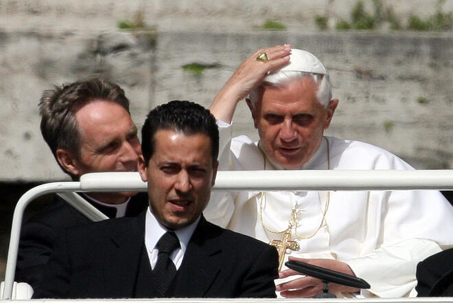Мълния падна в Рим, а Facebook се забавлява на гърба на папа Бенедикт ХVI