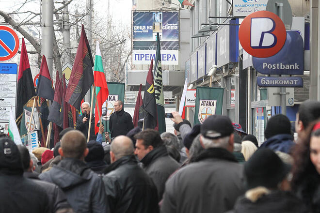 Стотици бяха събралите се пред сградата на ДКЕВР