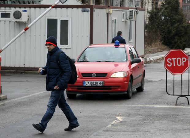 Официално се съобщава, че акцията е за установяване на нередности. По непотвърдени данни, полицаите "ровят" за нарушения при регистрацията на автомобили