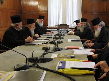 Светият синод "умува" върху кандидатите за патриарх 