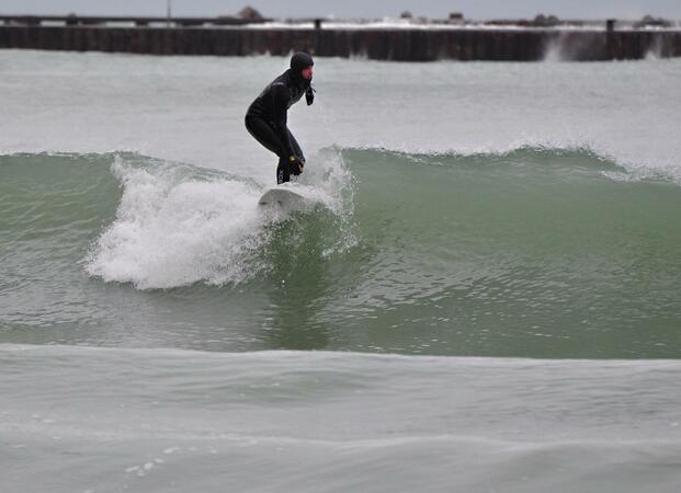 Очевидно да се кара сърф е възможно и посред зима