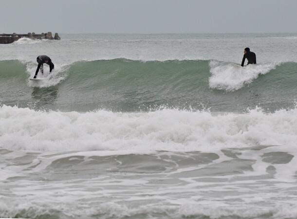 Двама сърфисти излязоха в морето на Варна да практикуват любимия спорт въпреки студеното време