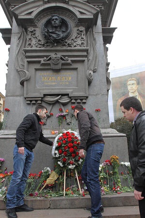 Десетки граждани се стекоха пред паметника Левски в София, за да отдадат почит към паметта на Апостола на свободата