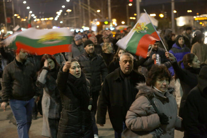 Според протестиращите оставката на министърът на финансите е закъсняла и недостатъчна