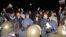 Напрежението между полиция и протестиращи ескалира 