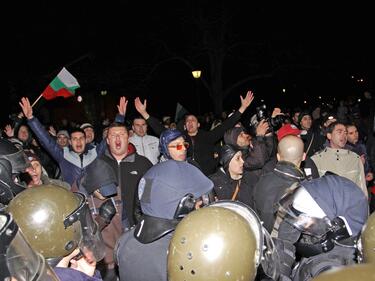 Напрежението между полиция и протестиращи ескалира 