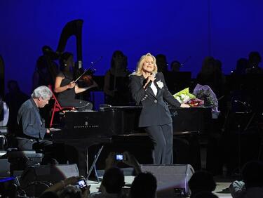 Силви Вартан се прощава с Джони Холидей в специален концерт в Париж