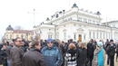 <p>над 150 души са се събрали пред парламента, за да подкрепят премиера  Бойко Борисов и да се противопоставят на депозираната от него оставка</p>