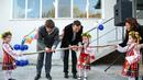 <p>Кметът на Бургас реже лентата на новото помещение</p>