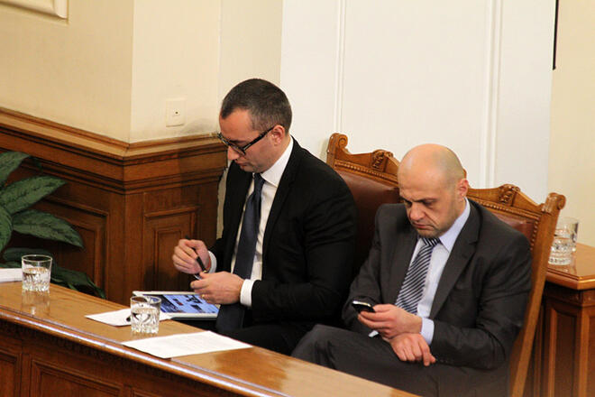 Парламентът обсъжда оставка на кабинета, а Николай Младенов... туитва