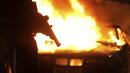 <p>Полицията наблюдава горяща кола в Белфаст, Северна Ирландия</p>