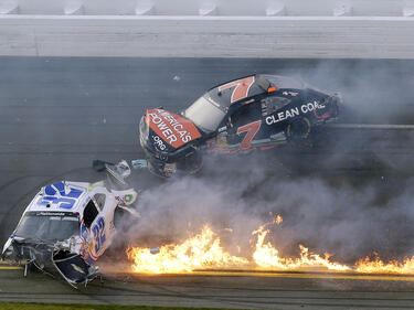 Десетки тежко ранени след катастрофа на NASCAR