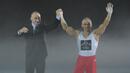 <p>Юри Чеки показва кой трябваше да грабне златния медал от Олимпиадата в Атина 2004</p>