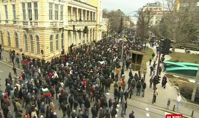 Протестът се премести пред парламента