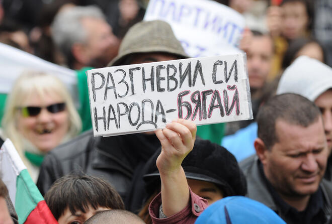 "Разгневил ли си народа, бягай" гласи един от лозунгите, издигнат от протестиращите
