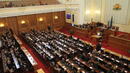 Парламентът заседава извънредно