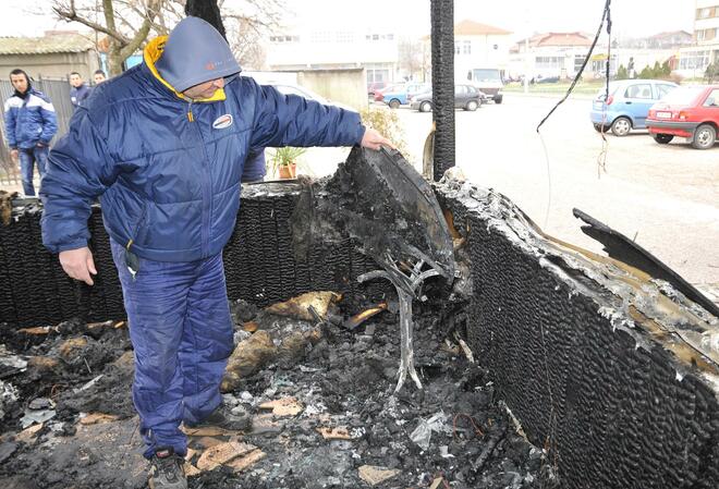 Експерти от пожарната оглеждат изгорялото заведение