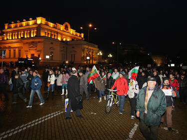 24 задържани с палки и ножове на протеста в София