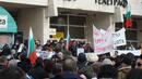 <p>След като хилядите протестиращи скандираха няколко минути пред празната  сграда на ЕВН, множеството се реорганизира, стегна редиците и се отправи  обратно към Централна поща, за да може да се протестира на по-голямо  пространство</p>