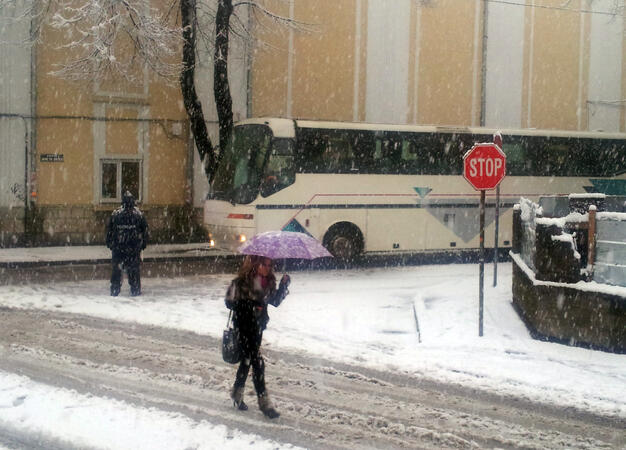 Обилен снеговалеж затруднява движението в страната