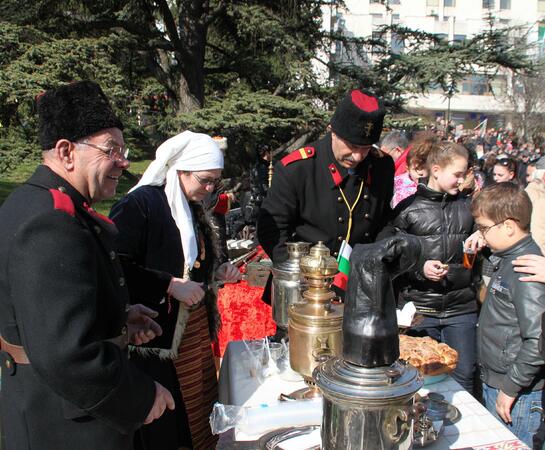 Мъже, облечени като опълченци, черпиха с чай във Велико Търново