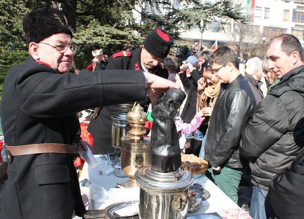 Мъже, облечени като опълченци, черпиха с чай във Велико Търново