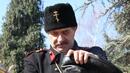 <p>Мъж, облечен като опълченец, черпи с чай във Велико Търново</p>