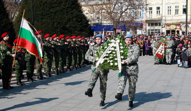 Венци и цветя на признателност поднесоха военните на паметника на Свободата в Русе