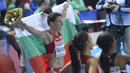 <p>Тезджан Наимова с българското знаме след триумфа</p>