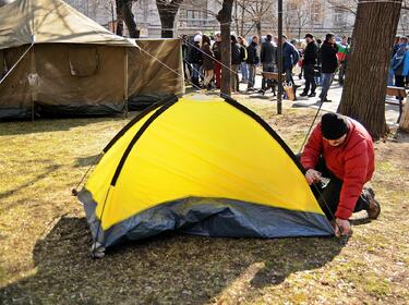 Опънаха палатков лагер пред парламента