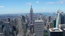 <p>Ню Йорк от птичи поглед може да бъде видян от покрива на всеки небостъргач там. И все пак, за да не започнете да се катерите по случайни сгради, може да посетите центъра “Рокфелер”. От неговата обсерватория на 260 метра височина Голямата ябълка може да бъде обхваната с поглед. И не изглежда чак толкова голяма... Билетът е за време, така че бъдете сигурни, че няма да има безкрайни опашки за снимка с панорамата.</p>