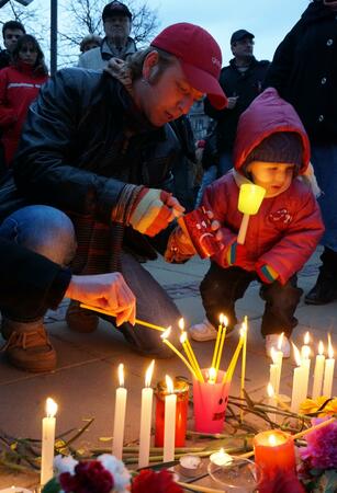 Десетки варненци взеха участие в бдението в памет на 36-годишният Пламен Горанов, който се самозапали в знак на протест срещу управлението на града