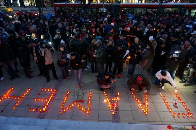 Десетки варненци взеха участие в бдението в памет на 36-годишният Пламен Горанов, който се самозапали в знак на протест срещу управлението на града