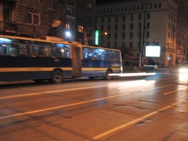 Минувач се хвърли под гумите на тролей в София
