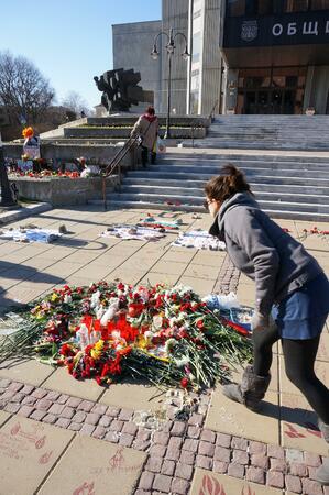 Варненци започнаха да трупат грамада пред страдата на Общината в знак на протест срещу кмета и за да почетат самозапалилия се Пламен Горанов