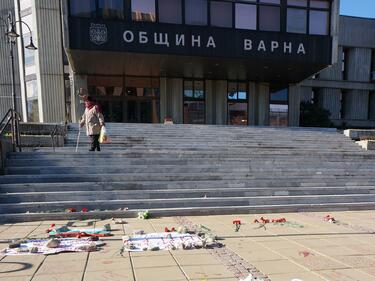 Варненци се вдъхновиха от Вазов, трупат грамада пред общината 