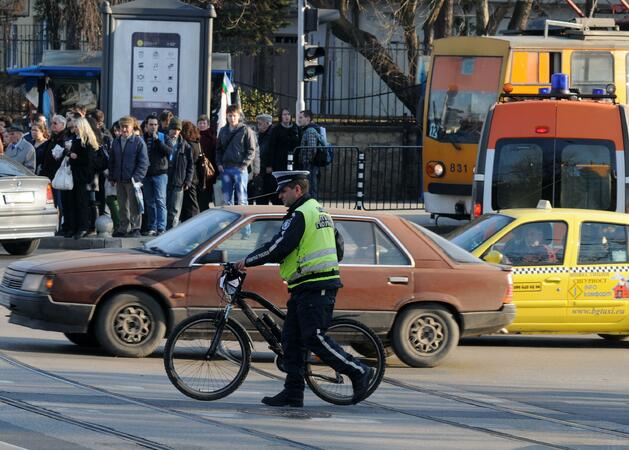 Мъж припадна на софийско кръстовище в чакане да премине на светофара