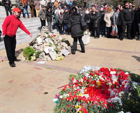 Варненци поднасят цветя в памет на Пламен Горанов. Плочките пред общината са изписани с послания за мъжа, който се самозапали в знак на протест