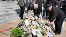 <p>Гражданите направиха грамада от камъни пред сградата на общината</p>