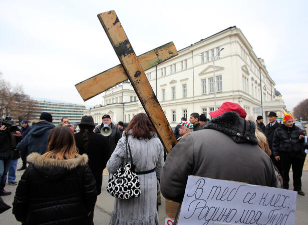 Около 80 души се събраха на протест пред Народното събрание, заявявайки, че искат то да продължи да работи