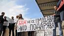 <p>Активисти на ГИ "За обществен и релсов транспорт" протестират срещу приватизацията и ограбването на БДЖ</p>