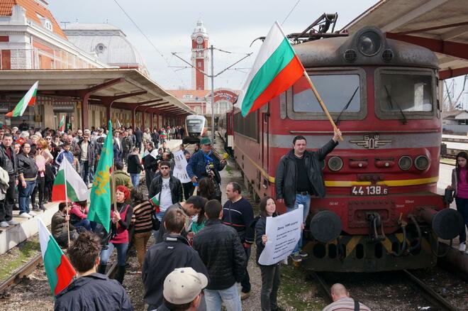 Варненци налягаха на релсите, блокираха ЖП гарата