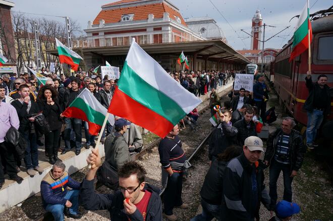 Варненци налягаха на релсите, блокираха ЖП гарата